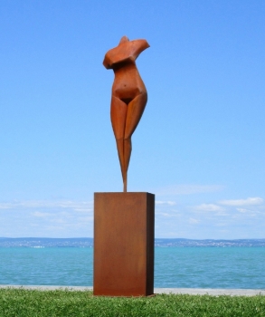 XXL nude garden sculpture